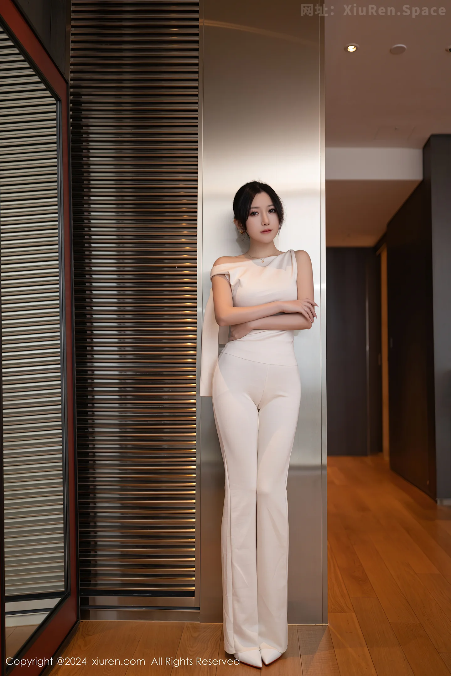 图片[2]-[XiuRen秀人网] VOL.9457 模特鱼子酱Fish职场主题浅色服饰配超薄肉丝秀曼妙身姿诱惑写真80P-秀人网官方网站